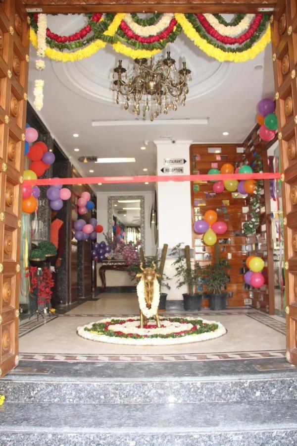 Hotel Dev Residency Vrindāvan Zewnętrze zdjęcie
